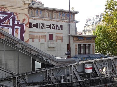 Le Cinéma Le Louxor, à l'angle du Boulevard de la Chapelle et de l'avenue .