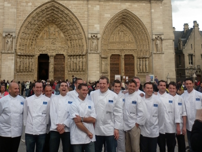 Des apprentis français allemands sur le parvis Jean Paul II.