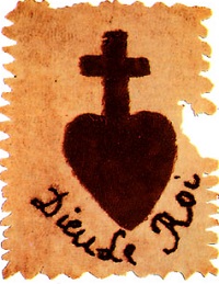 Le coeur surmonté d'une croix est le sacré-coeur, signe de reconnaissance des chouans.