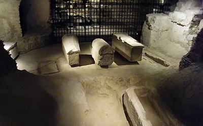 Sarcophages dans la crypte du Martyrium, Métro Abbesses, Paris