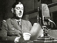 Charles Degaulle fuit à Londres, d'où il enverra des discours et instructions aux résistants de la France Libre 