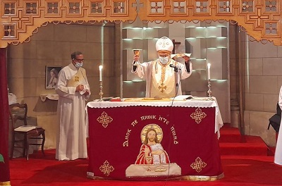 Euchatistie, église copte catholique, Paris : la scène; le pain et le vin sont élevés