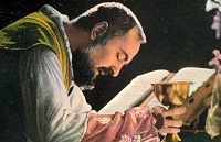 Padre Pio pendant l'Echaristie