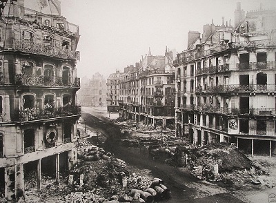Des luttes acharnées eurent lieu en plein paris, ici dans le quartier de la Rue de Rivoli, l'Hôtel de Ville de Paris fut détruit.