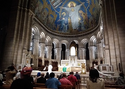 Messe le 13 octobre anticipée du dimanche, à 22h à Montmartre, célébrée dans la contexte de la fête des vendanges. La basilique était etourée de milliers de jeunes qui pic-niquait et buvait le verre de l'amitié