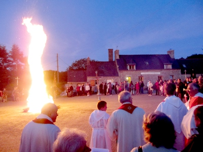 Le feu des père vient du culte Zoroastrien, et montre le lien des bretons avec leur racines indo-européennes perses du nord de l'Inde.