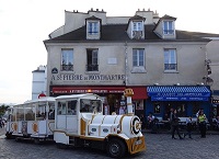 Le petit train de Montmartre arrive à la place du Tertre.