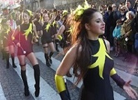 Majorettes à Montmartre.